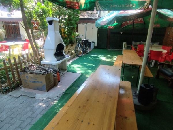 zdjęcie ogródka i miejsca do grillowania