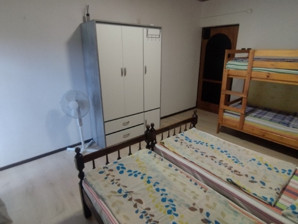 zdjęcie pokoju 4-osobowego z balkonem