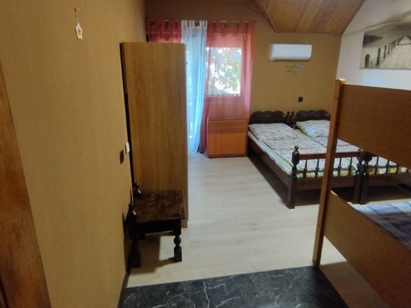 zdjęcie pokoju 4-osobowego z balkonem
