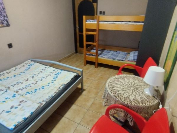 zdjęcie pokoju 4-osobowego z podwójnym łóżkiem